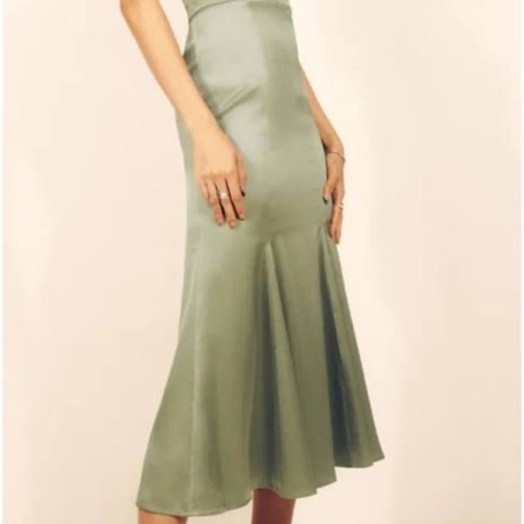 ✨ NWT Reformation Hensley Satin Dress – Artichoke Green, Size 8 - Picture 3 of 9
